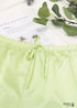 Pijama bohemio Corinne de satén en verde y beige.